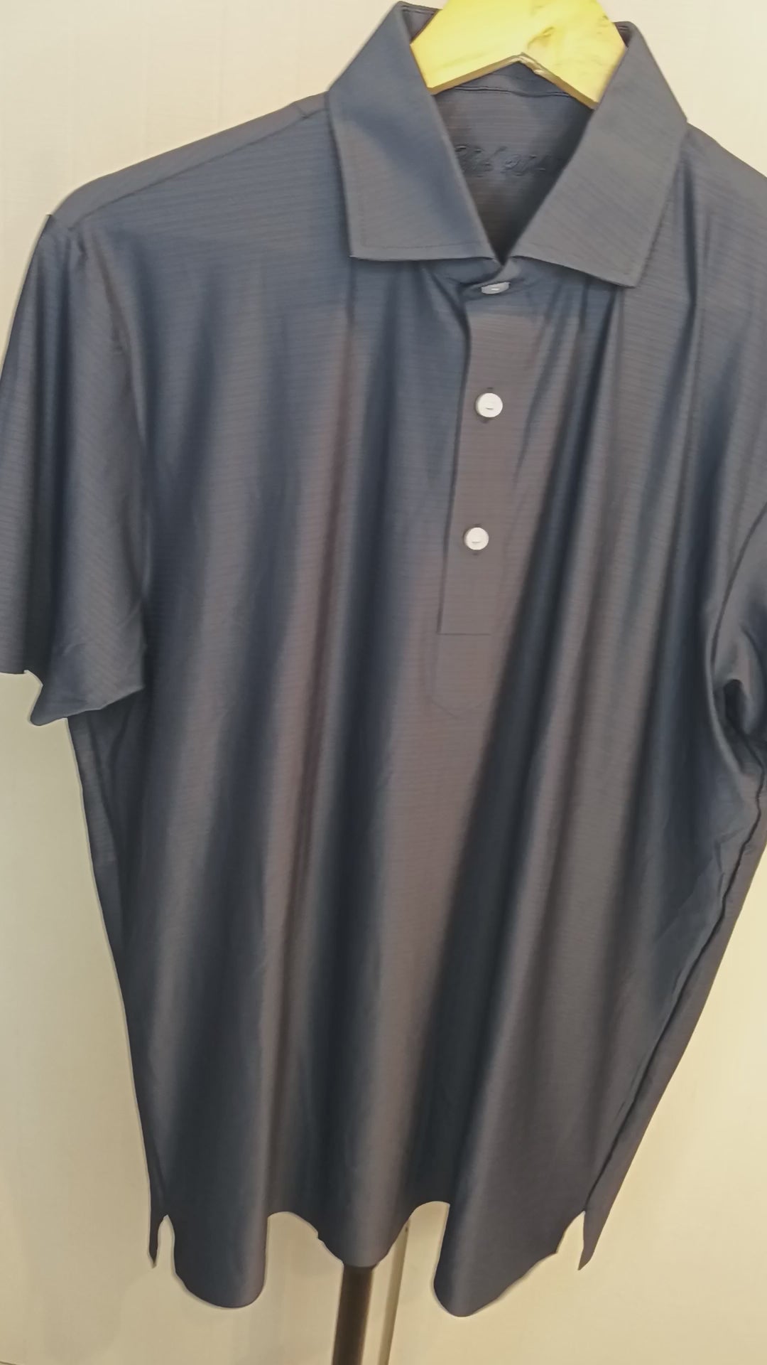 Reimagine your wardrobe with the Vision Shirt Tee’s semi-spread collar, moisture-wicking fabric, and exceptional stretch for all-day comfort.